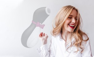 Κλειτοριδικό παιχνίδι satisfyer και μία γυναίκα να χαμογελάει